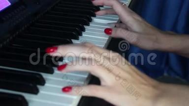 双手女孩试着<strong>弹钢琴</strong>